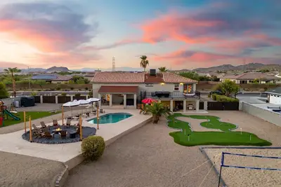 Image de Epic Az Stay: Pickleball, Putt Putt, Heated Pool