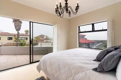 Image de Charming 6-bedroom cottage with WiFi, Ac in beautiful Cape Town