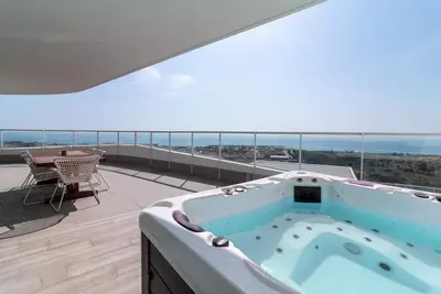 Image de Global Properties: New flat with private pool and terrace with sea views.