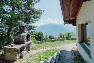 Image de Logement rustique avec vue sur les montagnes