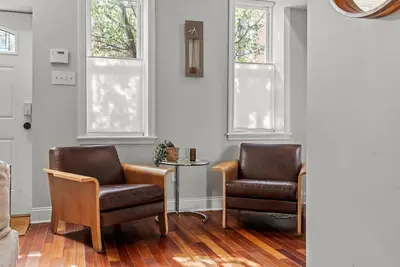 Image de Clean Cozy Comfort In Fishtown- Steps 2 the Action