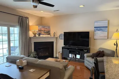 Image de Tastefully decorated and comfortably furnished home just minutes to area beaches