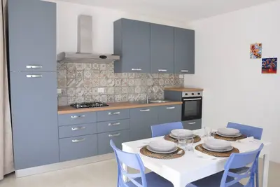 Image de Your home with fireplace and vast backyard, comfortable, large and cozy.