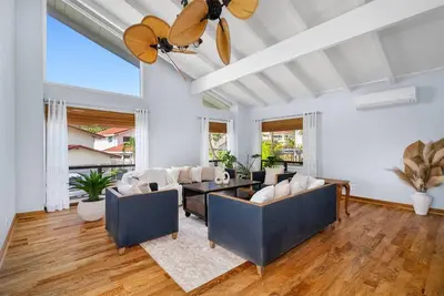 Image de Large upgraded home with space for large extended families