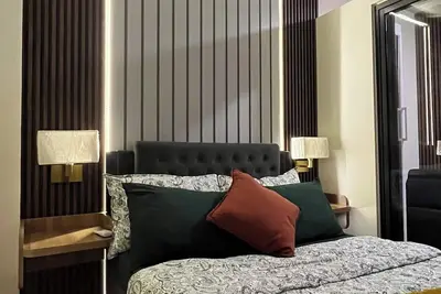 Image de 1br Cozy Resort Condo Like 15 mins away to Naia w Free Parking, WiFi, Balcony,