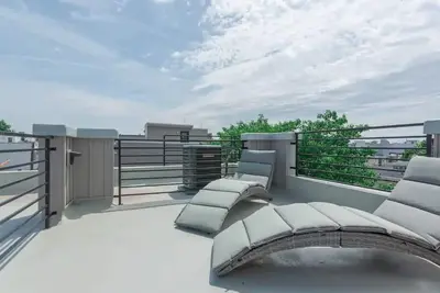 Image de Lux Home with Roof Deck & Skylines Views