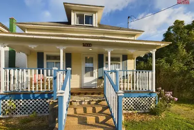 Image de Anna's Place-Lake Superior Across the Highway, Downtown