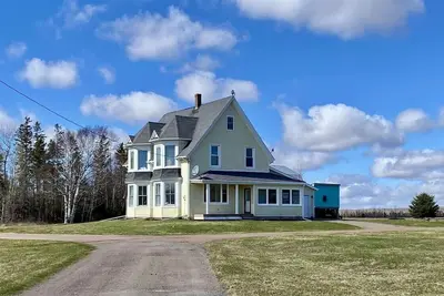 Charming Farmhouse on 2 acres, 5 mins from beach.
