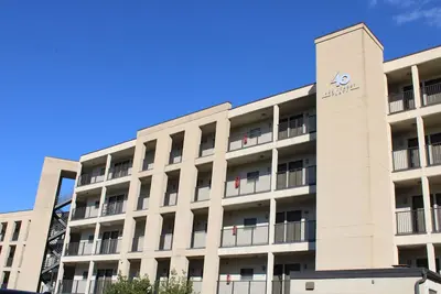 Image de Downtown 2 bedroom, 2 bath, pet friendly apartment ~ Honey Bee