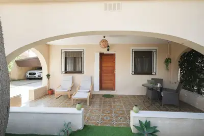 Image de Villa confortable sur la plage, grande cour extérieure. Près du Met et de golf