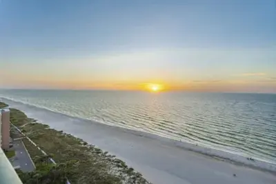 Image de Spacious 4-bedroom Luxury Penthouse condo located on Clearwater Sand Keys Beach