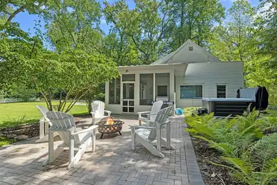 Image de Juniper Presents: A Classic Lakeside Cottage w/ Hot Tub, Steps from the Beach