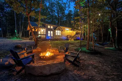 Image de Modern Home with Hot Tub, Grill, Fire-pit and Zip Line