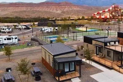 Image de New Yogi Bear Modern Luxury Cabin 2 Bedroom /  Full Bath Sky Deck - Over 800 sq. ft.