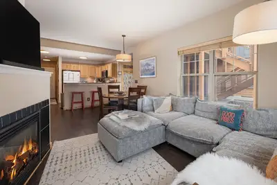 Image de Experience comfort in Fraser at Waterside D103, a cozy 2-bedroom condo featuring a King and Bunk Bed