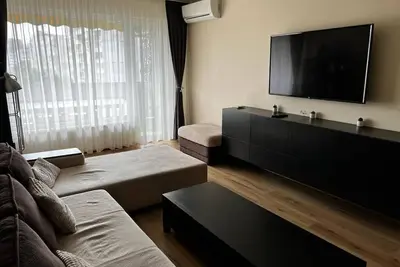 Image de The spacious air-conditioned apartment. Towels and bed linen are offered.