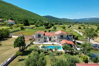 Image de Villa Bosnjak with a private pool