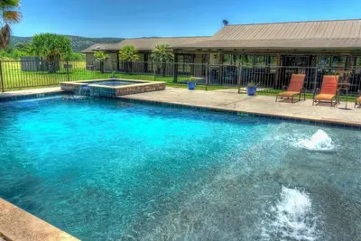 Image de 6-bedroom Lodge on 12 acres in Concan, Texas. Swimming pool & hot tub.