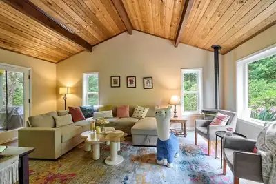 Image de Llama's Creative Home! ~Large HotTub~4br~Dogs ok~Private Garden~Fully Stocked!