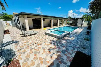Image de Miami home, 8 person Hot Tub, Heated Pool, Outdoor Kitchen, Outdoor Bathroom, Ac