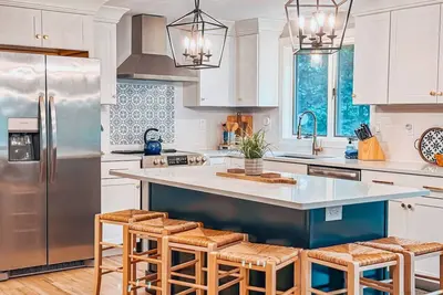 Image de Stylish Retreat: Ski & Village Bliss Awaits!