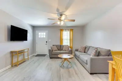 Image de Bright & Pet-Friendly Duplex in Bolivia w/ Patio!