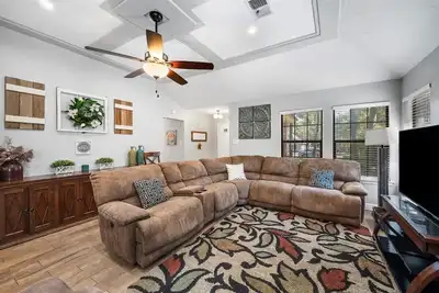 Image de Family Retreat - Jetted Bathtub - Next to park with Pool, Tennis, & Playground!