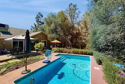Image de Relaxing home with pool, firepit and board games