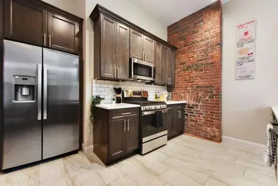 Image de Netflix+Bbq+Free Parking Near Shops in East Liberty