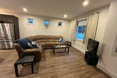 Relax at the Okanagan Oasis! Walking distance to many amenities.