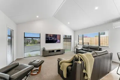 Image de Location on Point - Taupo. Close to lake & shops