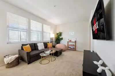 Image de Cozy 2-bedroom apartment 7 min from Disneyland! Free parking and pool!