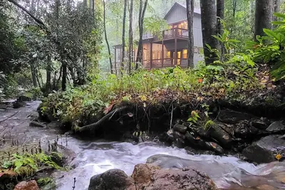 Image de Waterfalls, Hot Tub, WiFi, Fire Pit, Decks, 40 acres + National Forest