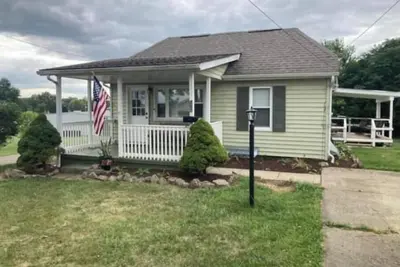 Image de Cozy city cottage, one floor, covered porches, quiet neighborhood