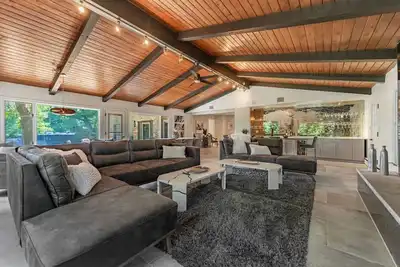 Image de Chic Modern Glam - The Rock Royale