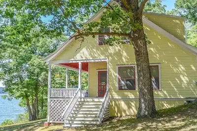 Image de 5-bedroom charming cottage in Burdett with private beach and beautiful views