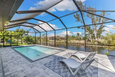Image de Cape Coral Bliss : piscine chauffée dans une villa de vacances sur le canal