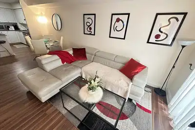 Image de Luxurious Comfy Sq1 Escape | 1br+Den, Sleeps 4
