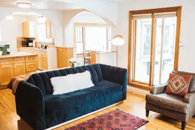 Image de Little Yellow House - Downtown Charming 2 Bdrm 🏡