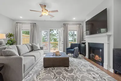 Image de Blue Heron Escape-Sleeps 7, Prime location, Shuffleboard, Paddleboards + Pool!