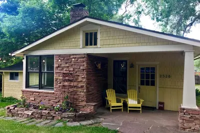 Image de Charming Craftsman 2-bedroom bungalow, downtown but private