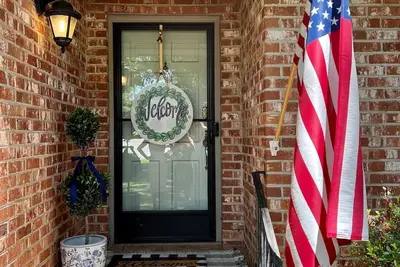 Charming Cottage House in amazing location! Sleeps 8!