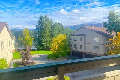 Image de Reflection Lake in Umed District: a tranquil setting in midst of an active city