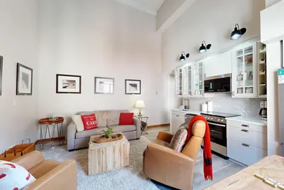 Image de Centrally located, beautifully renovated one-bedroom!
