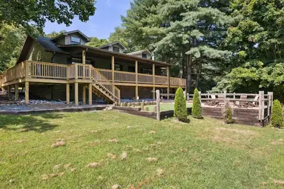 Image de Little Mountain Cabin - 3-Bedroom Retreat with Hot Tub, Fire Pit, Games, and Serene Nature Views