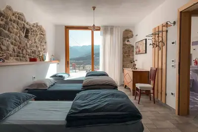 Image de Appartement 'Quadrupla Piano Terra' avec vue sur la montagne et terrasse privée