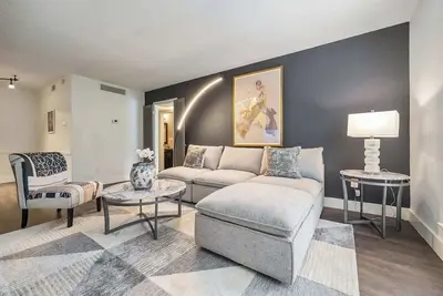 Image de Special 2br Galleria Condo   Pool View  Private Entrance