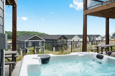 Image de Group Getaway Jackpot: 9br for the Price of 5 Branson Lodge + Perks Galore!