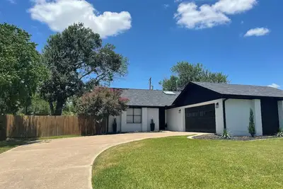 Image de Relaxing 3br home with King suite in great, centrally located Neighborhood!