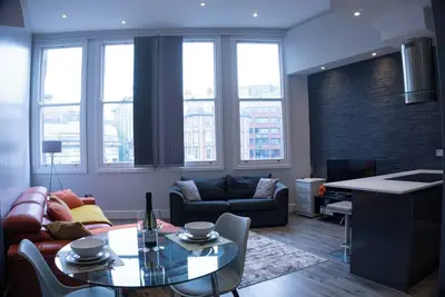 Image de Spacious Apartment In City Centre - Free Parking